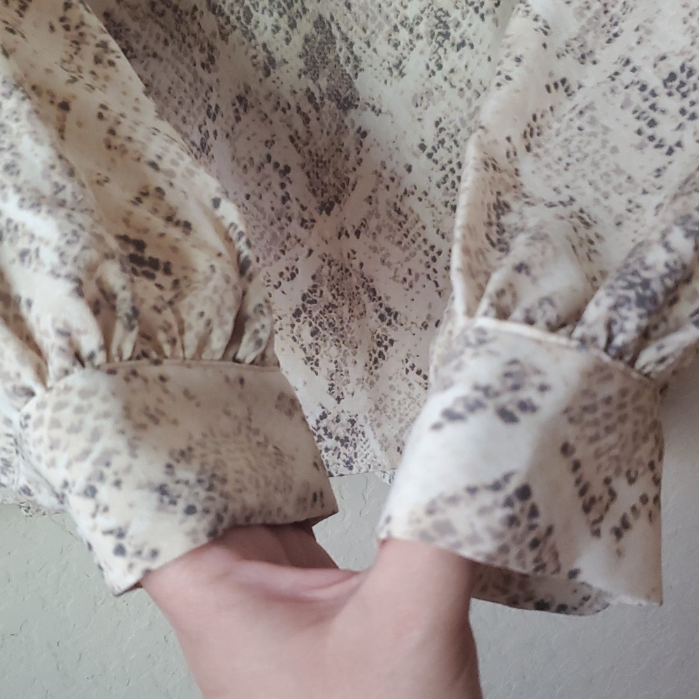 4/$20 Ava & Viv Women Top Beige Snakeskin Print Blouse Balloon Sleeve V Neck 2X - Picture 6 of 8